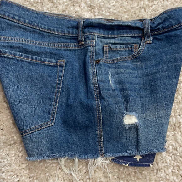 Old Navy Boyfriend Mid Rise Shorts - Picture 4 of 4